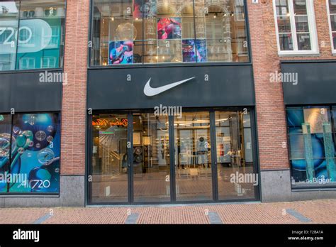 action sportschoenen kalverstraat nike|Nike Store Amsterdam (Partnered). AMSTERDAM, NLD..